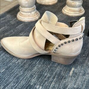 Dolce Vita : Stylish Cream Ankle Boots